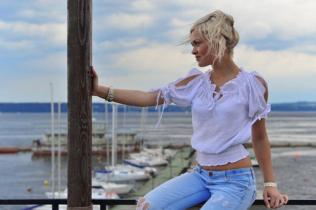 How to Knot a Shirt ：Play with Style!